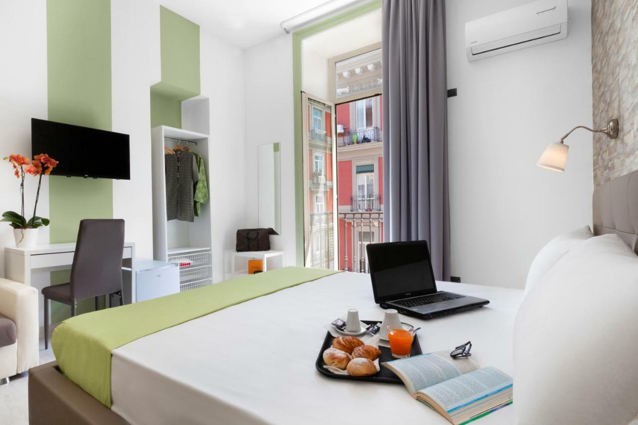 Rainbow Napoli Bed & Breakfast Bagian luar foto